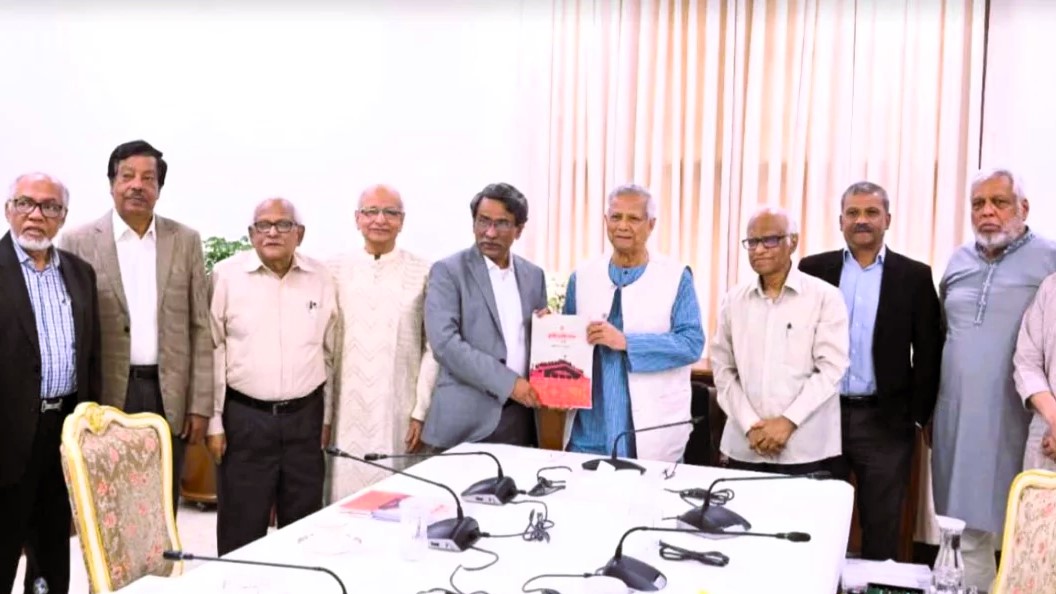 জুলাই সনদ বাস্তবায়নের সুপারিশ প্রধান উপদেষ্টার কাছে হস্তান্তর